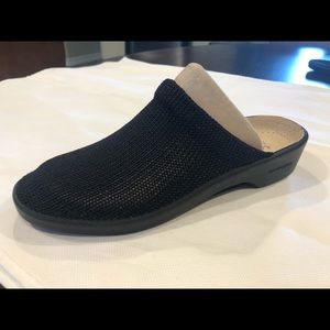 NWOT Arcipedico Light Knit Clog Size 8